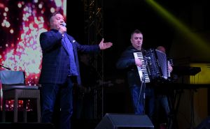 Koncert Halida Bešlića u Brčkom: Hiljade posjetilaca uglas pjevalo poznate hitove