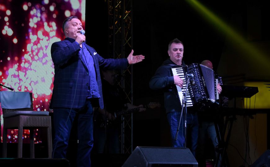 Koncert Halida Bešlića u Brčkom: Hiljade posjetilaca uglas pjevalo poznate hitove