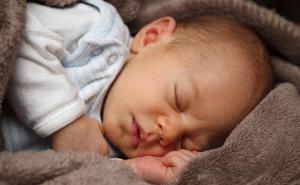 Ovo su tri najveće greške kod uspavljivanja beba - izbjegavajte ih