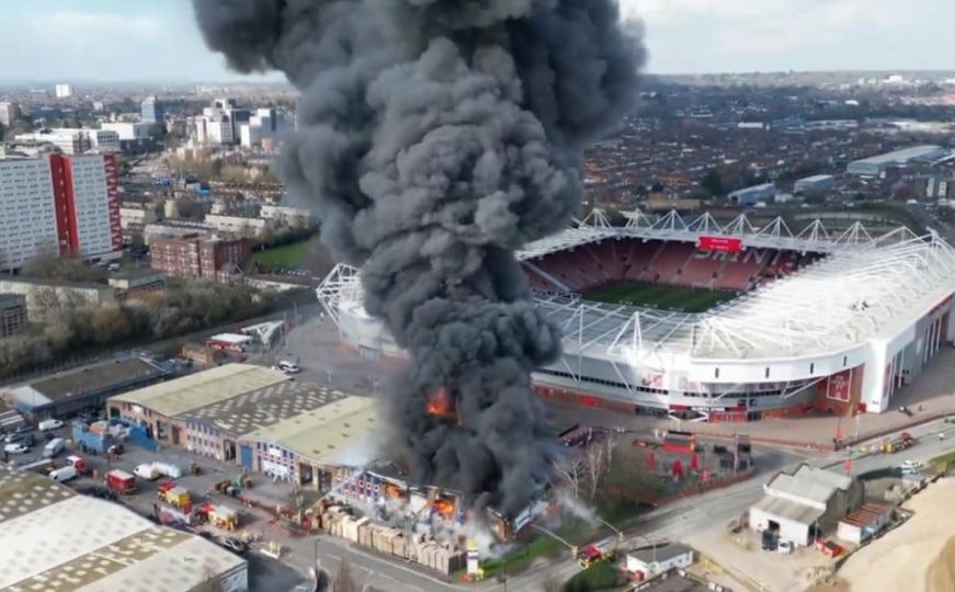 Potresne scene iz Engleske: Zbog ogromnog požara otkazana utakmica