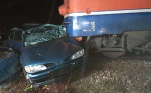 Nova stravična nesreća u BiH: Voz udario u automobil, ima i povrijeđenih
