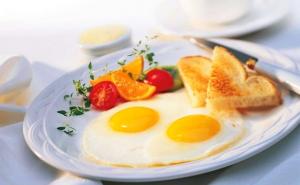 Najsočnija pržena jaja: Zaboravite ulje i maslac, najukusnija su kad se isprže na ovaj način