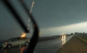Lovac na oluje snimio trenutak kada grom udara u automobil: Pogledajte nevjerovatan prizor
