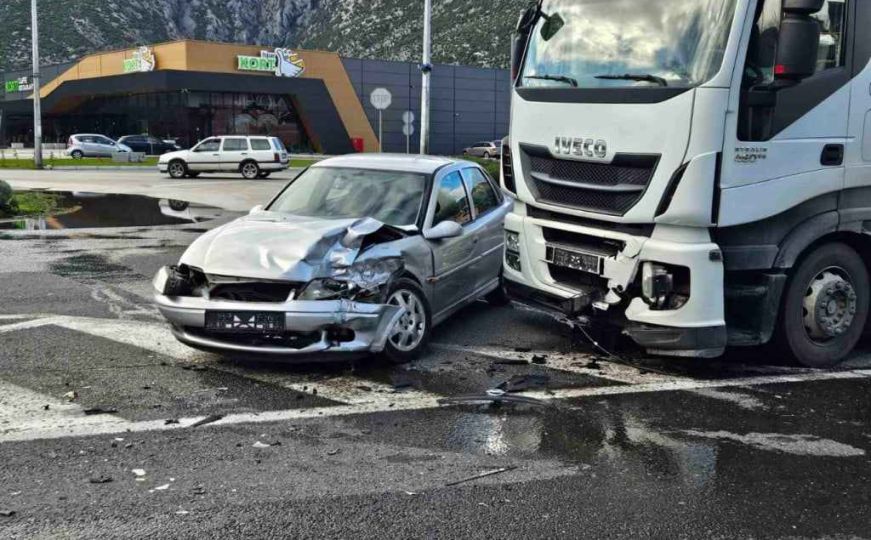 Teška nesreća u BiH: Sudarili se šleper i automobil