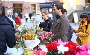 Sarajevo u šarenilu cvijeća: Pogledajte romantičnu atmosferu na ulicama povodom Dana žena