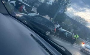 Nesreća u Sarajevu: Automobil se zabio u stub, gužve u saobraćaju