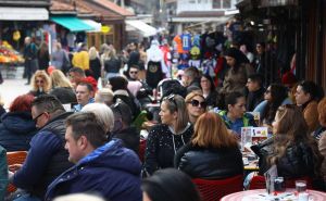 Subota u Sarajevu: Mnoštvo ljudi na ulicama grada, uživanje u šetnji i baštama kafića