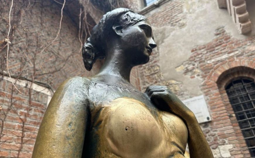 Kip Shakespeareove Julije u Veroni oštećen zbog turista: Nastala rupa na desnoj grudi