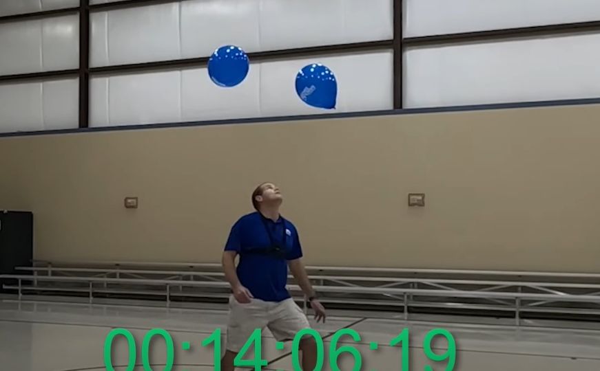Nevjerovatno, oborio svjetski rekord: 13 minuta žonglirao sa dva balona u zraku