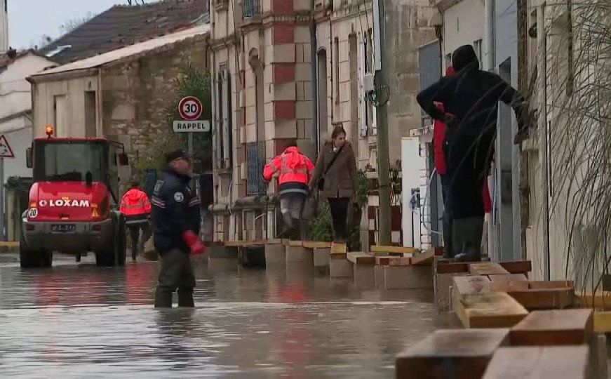 Narandžasti meteoalarm u Francuskoj: U vodenim bujicama nestalo najmanje šest osoba