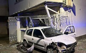 Teška saobraćajna nasreća u Podgorici: Udario u ogradu vrtića, pa vozilom "uletio" u frizerski salon