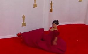 Glumica pala na crvenom tepihu, kolege joj priskočile u pomoć