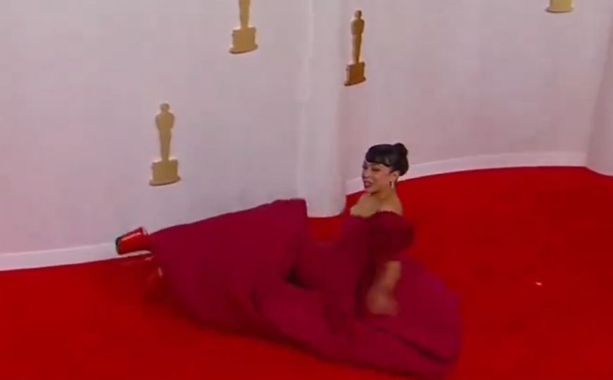Glumica pala na crvenom tepihu, kolege joj priskočile u pomoć