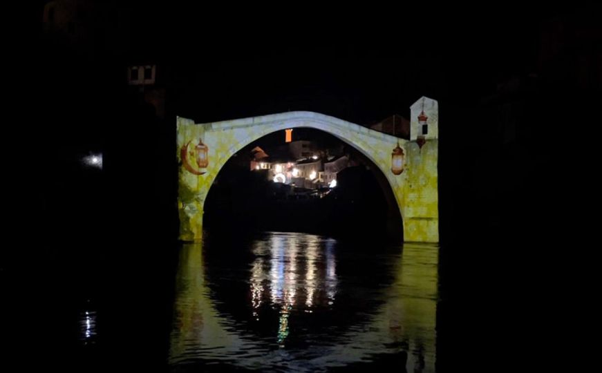 Lijepa Bosna i Hercegovina: Stari most osvijetljen ramazanskim porukama