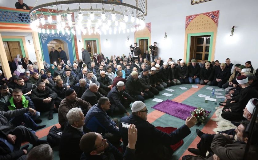 Reisu- l- ulema u Čajniču: Klanjana prva teravija u Sinan-begovoj džamiji nakon 32 godine
