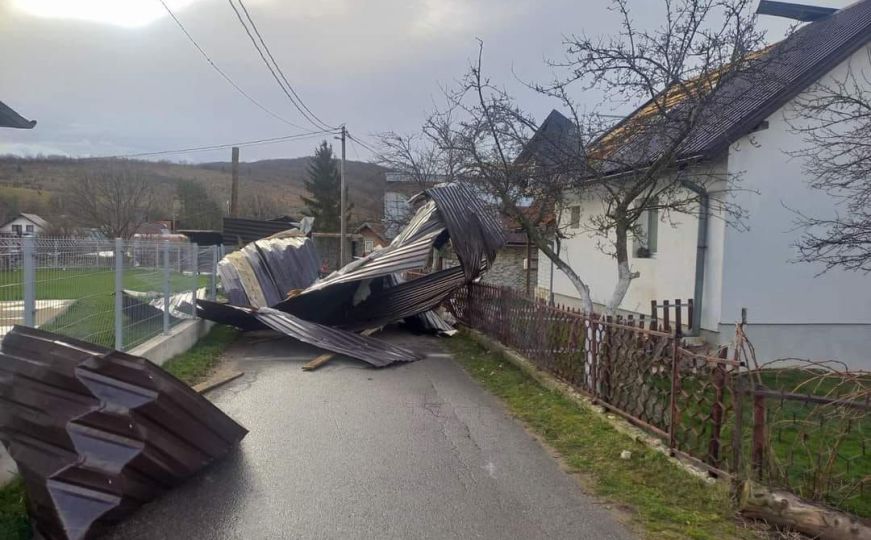 Snažni udari vjetra napravili veliku štetu u blizini Sarajeva