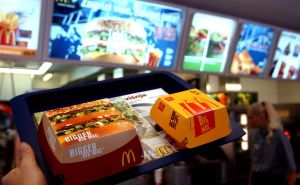 McDonald's donosi veliku promjenu na hamburgerima nakon 30 godina:  Otkriveno šta se sve mijenja