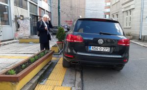 Sramotno: Luksuzni džip parkirao na taktilne vodilice ispred Udruženja slijepih u Sarajevu
