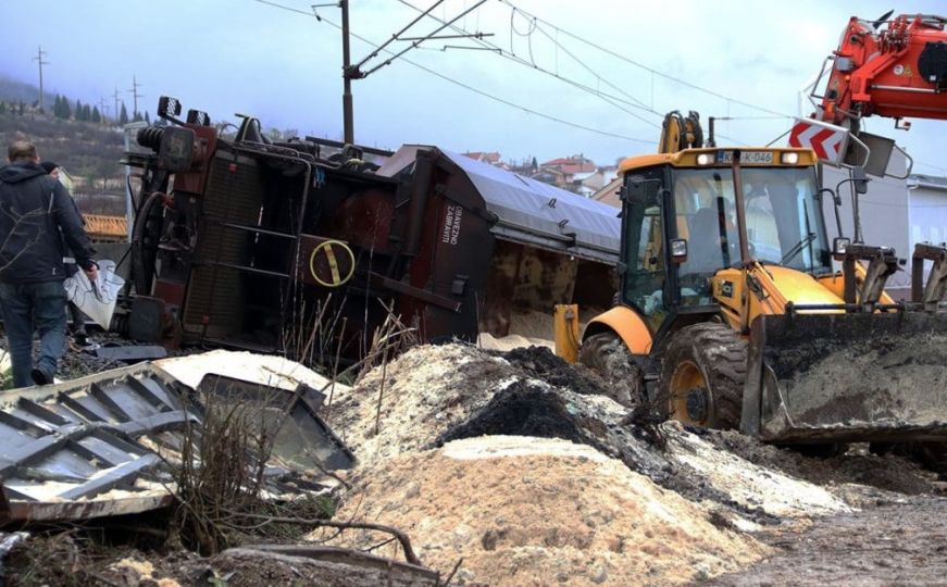 Pogledajte kako teku radovi na uklanjanju vagona i šećera kod Mostara