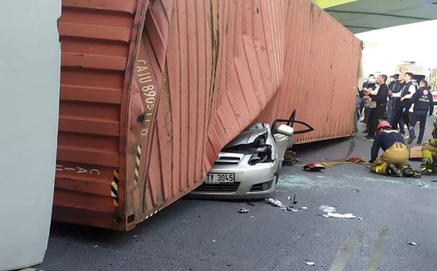 Tragedija u Istanbulu: Kamion se prevrnuo i pao na automobil, poginula cijela porodica