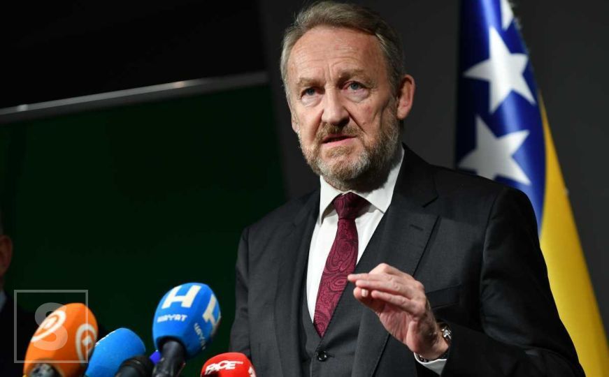 SDA traži smjenu Vujića nakon skandaloznog govora: "Ne smije ostati ambasador nakon ovakvog istupa"