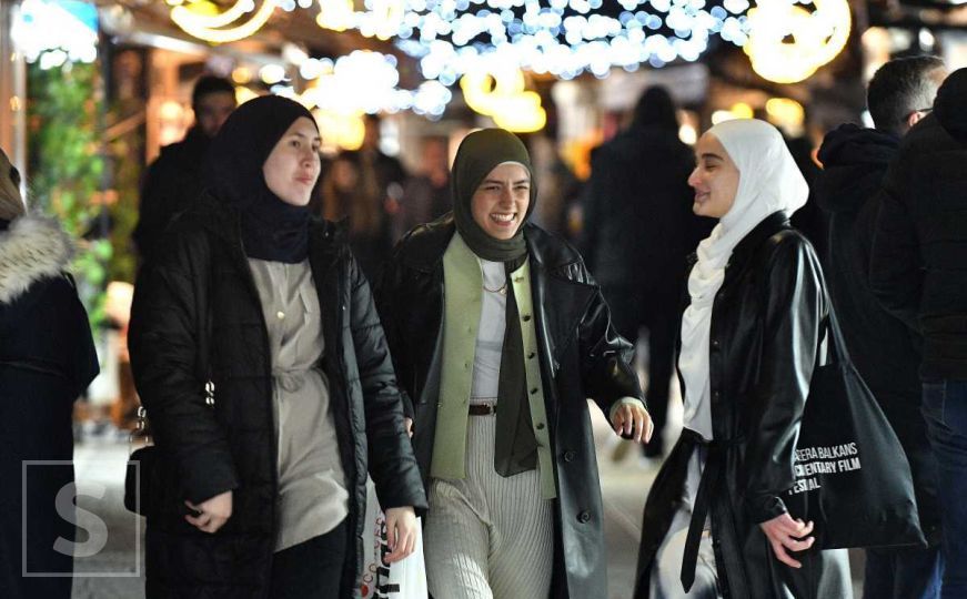Ramazanska noć u Sarajevu: Građani nakon iftara šetaju ukrašenim baščaršijskim ulicama