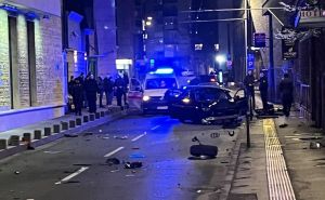 Policija o nesreći na Skenderiji: Maloljetnik vozio BMW koji se zabio u stub pa prevrnuo na krov