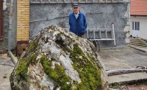 Zemljotres oštetio školu u BiH, ogromna stijena završila u dvorištu kuće