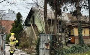 Požar u Sarajevu: Gori kuća, vatrogasci na terenu