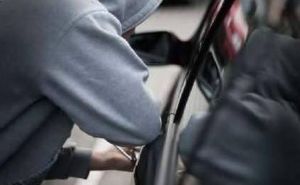 Vozači, oprez: Lopovi ne odustaju od poznatog trika za krađu vozila