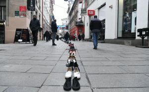 "Stazom sjećanja 11.541" u Sarajevu: Par cipela simbolizira žrtvu opsade glavnog grada BiH