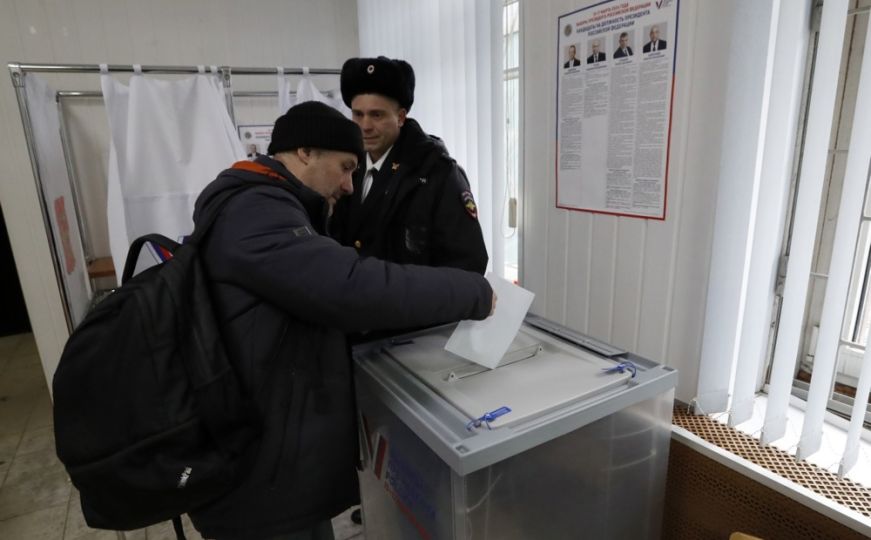 Predsjednički izbori u Rusiji: Brojni građani protestuju, jedno biračko mjesto i zapaljeno