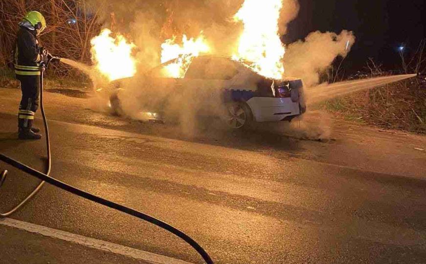 Požar u BiH: Gorio policijski automobil, objavljen i snimak