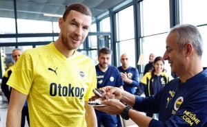 Fenerbahce priredio poseban rođendanski doček za kapitena:  Trener počastio Edina Džeku kolačem