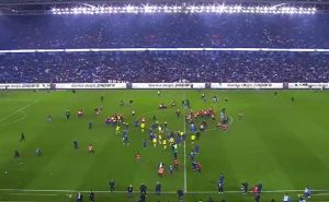 Novi haos u Turskoj: Navijači Trabzonspora uletili na teren i napali igrače Fenerbahcea