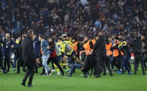 Predsjednik Fenerbahcea nakon napada na njegove igrače najavio istupanje iz turske Superlige