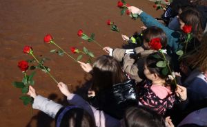 28. godišnjica reintegracije Grbavice: Mališani odali počast bacanjem crvenih ruža u Miljacku
