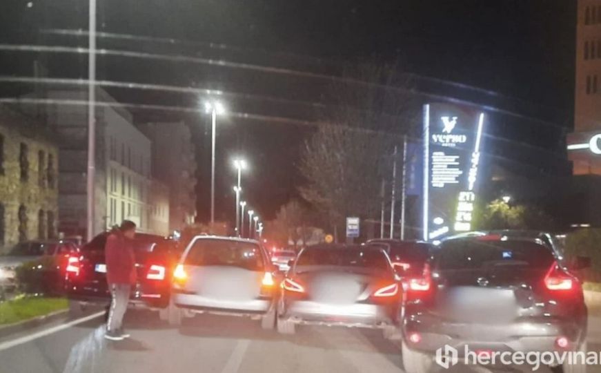 Neobična nesreća u Mostaru: Sudarila se četiri automobila, saobraćaj obustavljen
