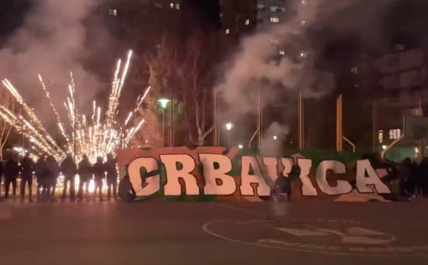 Manijaci zapalili vatromet: 'Grbavica se vratila Sarajevu'