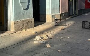 Izbjegnuta tragedija: Srušio se dio fasade sa zgrade u centru Sarajeva