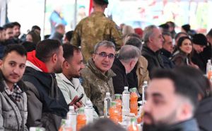 Turska vojna misija organizovala iftar za Sarajlije na platou ispred Vijećnice