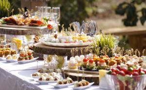 Koju hranu ne treba uzimati sa švedskog stola? Mikrobiolog upozorava na potencijalne opasnosti