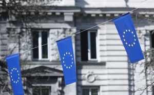 Mostar željno iščekuje odluku iz Brisela: Ulice okićene zastavama BiH i EU
