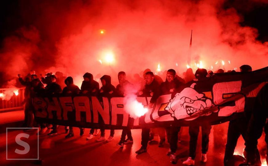 Uzavrela atmosfera na ulicama Zenice: Pogledajte korteo BH Fanaticosa pred ključni meč Zmajeva
