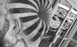 Optička iluzija: Ova tetovaža će vas ostaviti bez teksta