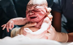 Fotografkinja zabilježila prvi udisaj svog djeteta nakon poroda