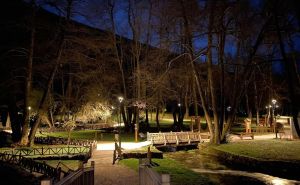 Pogledajte kako izgleda Vrelo Bosne noću: Izletište se sprema za turističku sezonu