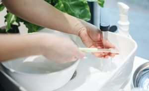 Ove kućanske stvari nikako ne biste trebali čistiti vodom: Napravit ćete više štete nego koristi