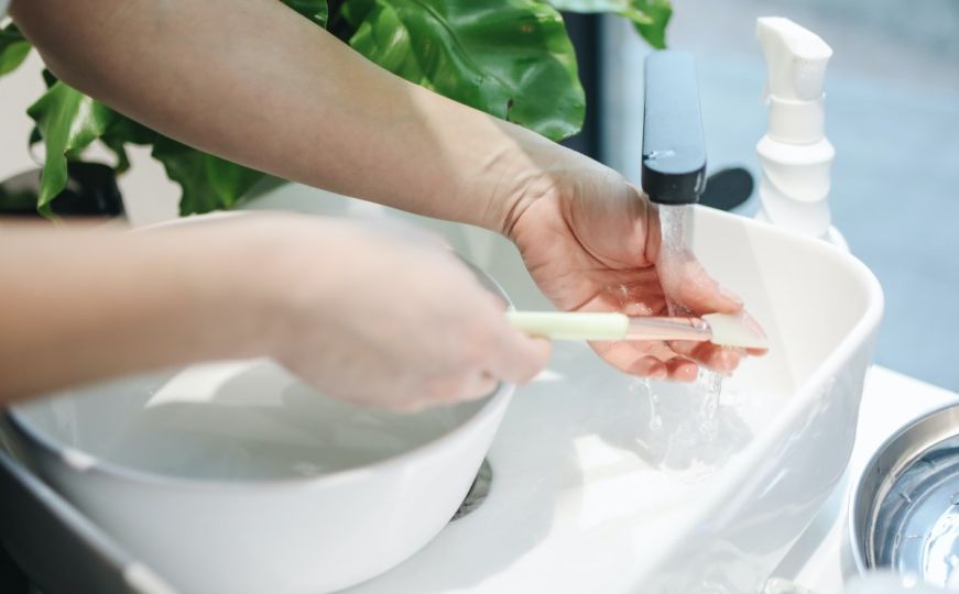 Ove kućanske stvari nikako ne biste trebali čistiti vodom: Napravit ćete više štete nego koristi