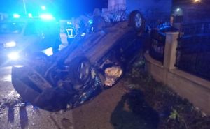 Teška nesreća u BiH: Automobil završio na krovu, ima i povrijeđenih
